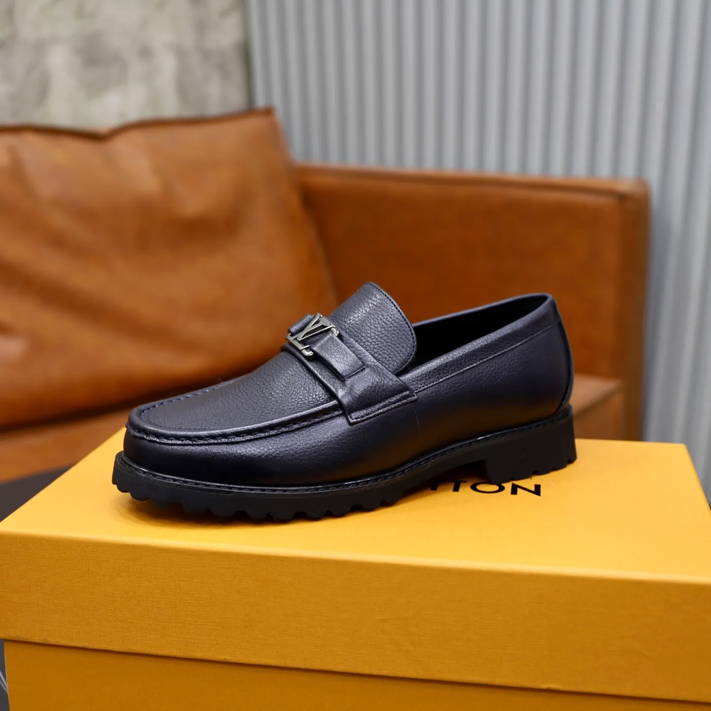 Ex-factory price: 600💰Louis Vuitton LV men's classic Oxford shoes, men's business formal boutique leather shoes, classic style, almond kernel exquisite toe, ultimate art, the whole shoe is made of imported cow leather (open edge beads), carefully selected, fine pores, excellent gloss, soft texture, strong toughness, durable and not easy to deform, apricot fetal cowhide leather lining, soft and comfortable, sweat-absorbent and breathable. Foam outsole, original box and dust bag packaging! Size: 38–44 (45/46 customized)